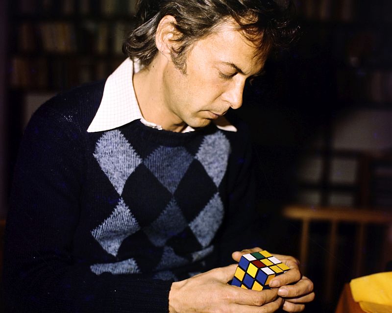 Rubik Ernő minden idők legnépszerűbb logikai játékával, az általa megálmodott Rubik-kockával.