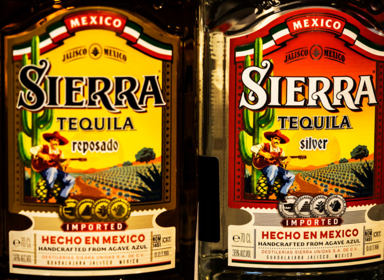 Két üveg Sierra Tequila - nem csak dísznek vannak sombrerók a tequilán
