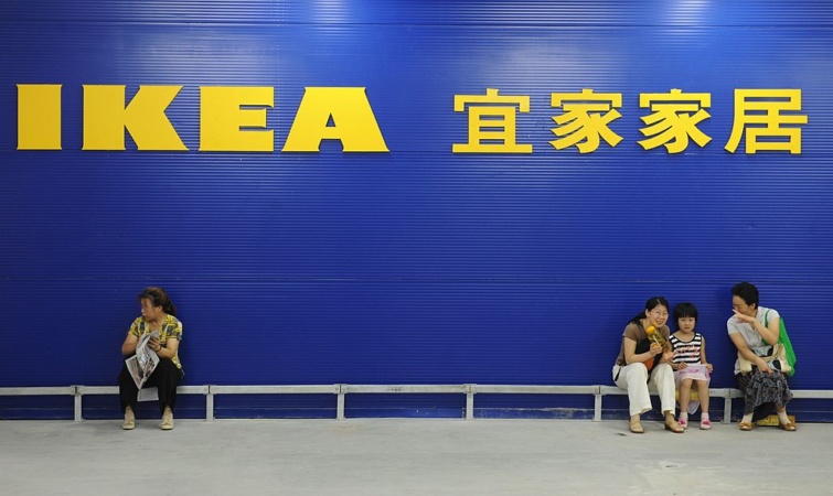 Vásárlók egy kínai IKEA-üzletben - öltözőszekrényes fotók miatt akad ki a bútorcég