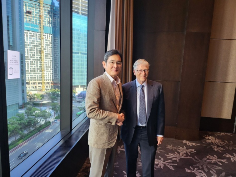 Bill Gates és Jay Lee, a Samsung elnöke