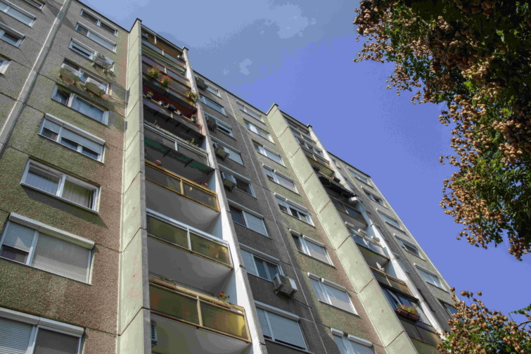 Panelház Újpesten - milliós négyzetméterárak a budapesti garzonoknál