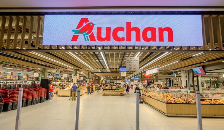 Egy Auchan áruház belső tere.