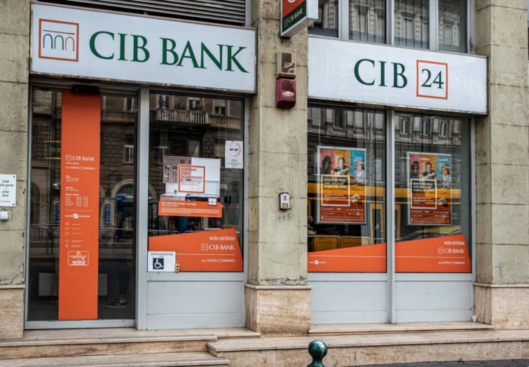 A CIB Bank egyik fióküzlete a bejárat felől nézve. 