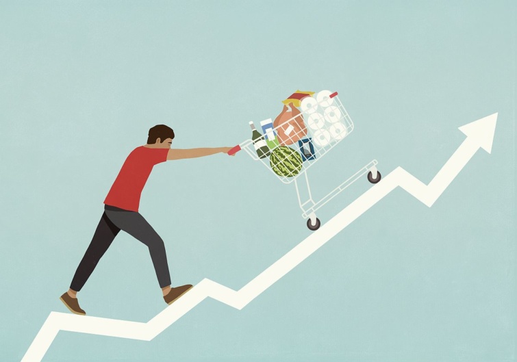 Emelkedő infláció grafikus illusztrációja: egy vásárló tele bevásárlókocsit tol fel egy emelkedő nyílon.