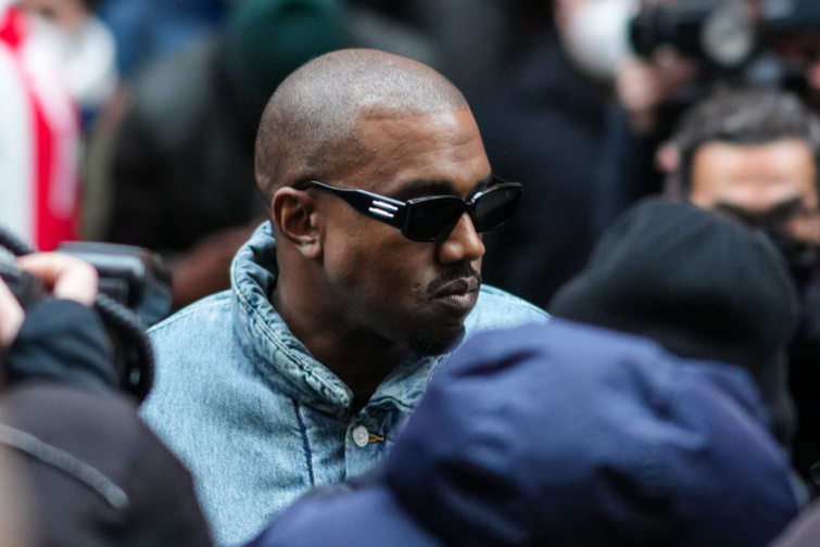 Kanye West rappert producer a képen, a párizsi divathéten 2022 januárjában.