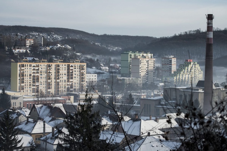 Komló város látképe télen.