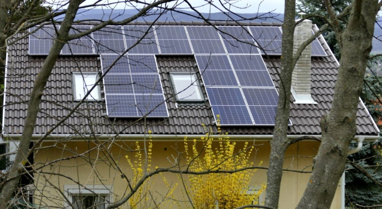 Elektromos áramot termelő napelem-táblákkal fölszerelt családi ház a Solymár nyugati részén.
