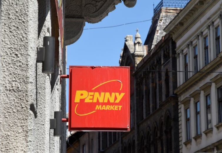 A Penny Market jellegzetes logója egy pesti ház falán, a cég üzleténél.