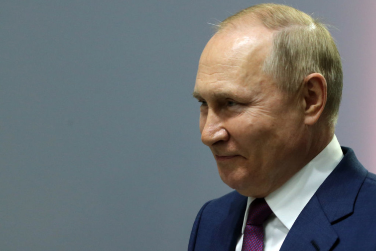 Vlagyimir Putyin elnök vidáman mosolyog 2022 nyarán.