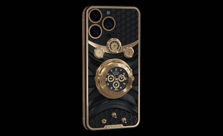 Az iPhone tok a beépített Rolex órával ötvenmillió forintért