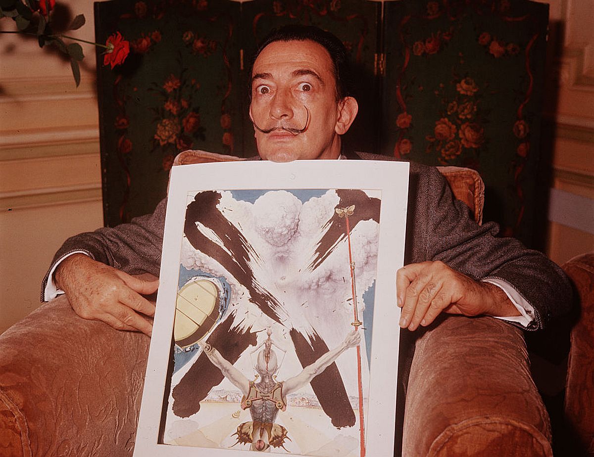 Salvador Dali egy művével és jellegzetes bajszával