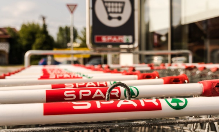 sparbevasarlokocsik Startlap Vásárlás Bevásárlókocsik a SPAR élelmiszer-üzletlánc előtt.