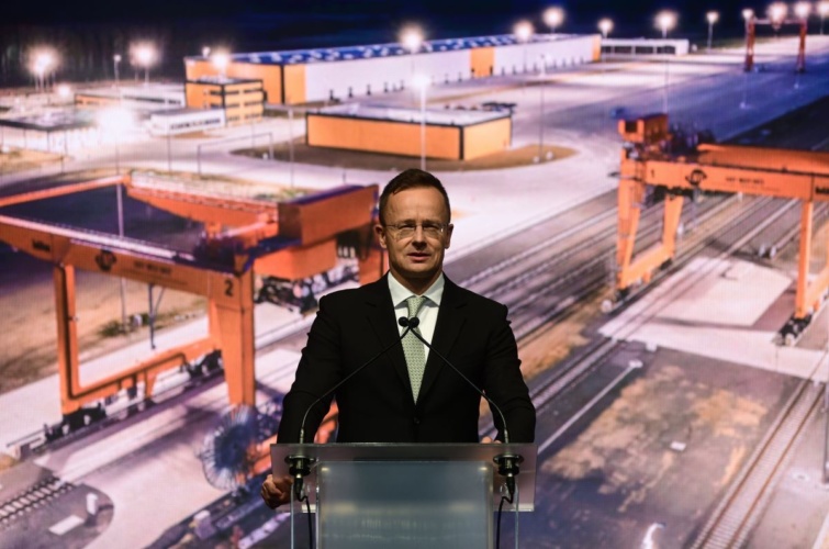 Szijjártó Péter külgazdasági és külügyminiszter beszél az East-West Intermodális Logisztikai Zrt. vasúti termináljának ünnepélyes átadásán Fényeslitkén 2022.október 18-án.