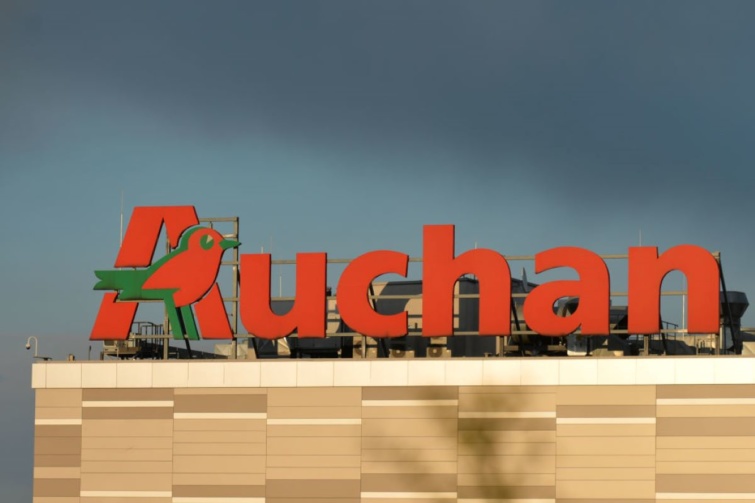 Egy Auchan áruház piros logója, a jellegzetes madárral.
