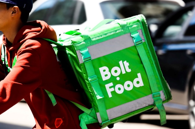 A Bolt Food egyik futárja házhozszállítás közben