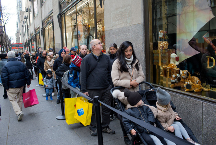 Emberek állnak sorba egy üzlet előtt New Yorkban a fekete pénteken