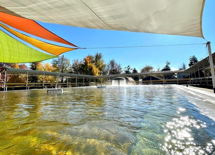 Termárvizes medence a reggeli napsütésben - Jászszentandrás Termálfürdő