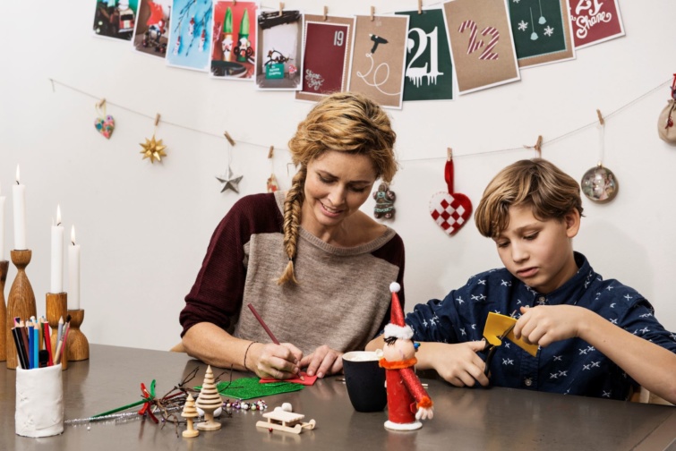 Anya és fia karácsonyi dekorációt készítenek