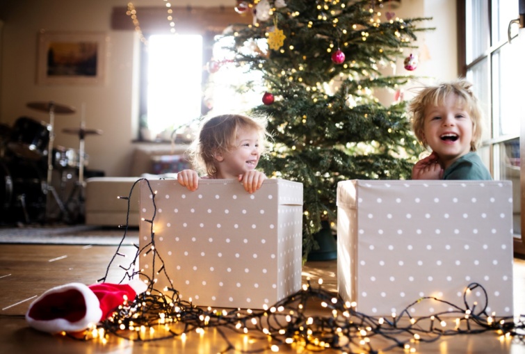 Két kisgyerek karácsonyi ajádékokkal