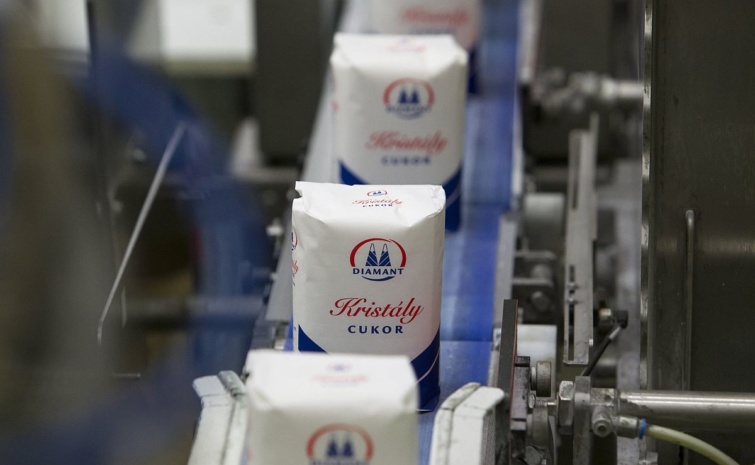 Csomagolt kristálycukor a szállítószalagon az 1. Magyar Cukor Manufaktúra üzemében Kaposváron 2017. január 20-án.