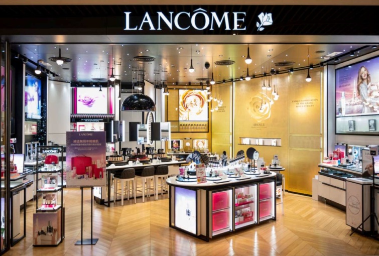Egy Lancome parfüméria bejárata Hong Kong