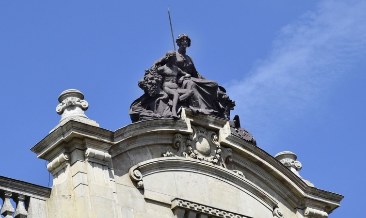 A Magyar Nemzeti Bank jelképe, Róna József 1904-ben készült alkotása a fővárosi épületnek a Bank utca és Hold utca találkozásánál lévő mellvédjén.