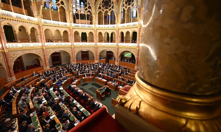 A Parlament ülésterme képviselőkkel.