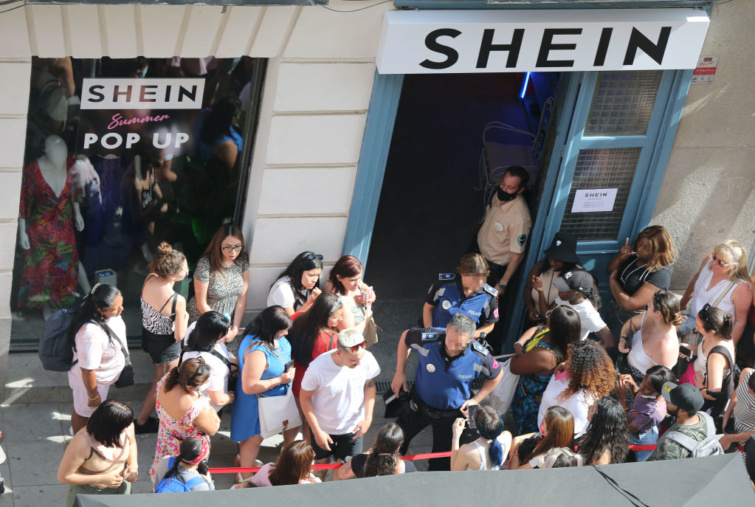 Emberek állnak sorba a Shein egyik átmeneti, úgynevezett pop-up üzlete előtt