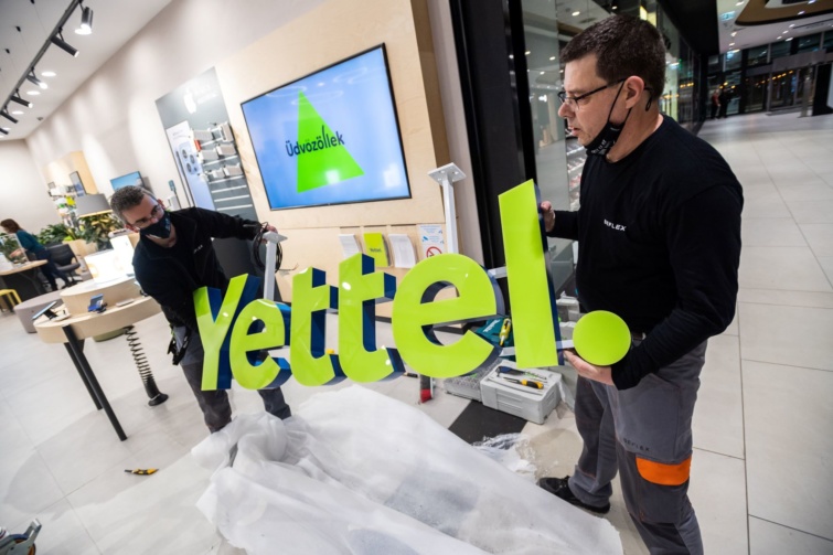 yettel Startlap Vásárlás Yettel felirat az üzletben