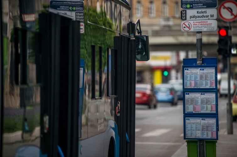 Autóbusz nyitott ajtókkal a BKK a Keleti pályaudvari megállójában