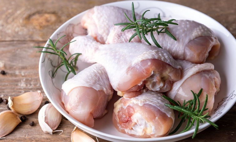csirkehus Startlap Vásárlás Csirkecombok egy tányéron.