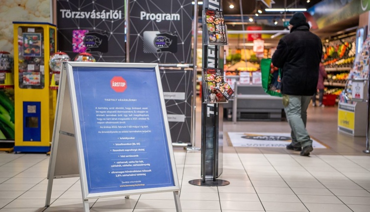 Az élelmiszerárstopról tájékoztató tábla a fővárosi Corvin Plazában található Príma üzlet bejáratában 2022. február 1-jén.