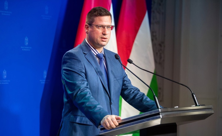 Gulyás Gergely Miniszterelnökséget vezető miniszter a Hernádi Zsolttal, a MOL elnök-vezérigazgatójával tartott sajtótájékoztatón a Miniszterelnöki Kabinetiroda sajtótermében 2022. december 6-án késő este.