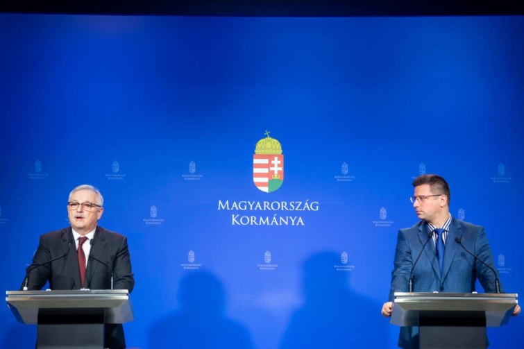 Gulyás Gergely Miniszterelnökséget vezető miniszter (j) és Hernádi Zsolt, a MOL elnök-vezérigazgatója
