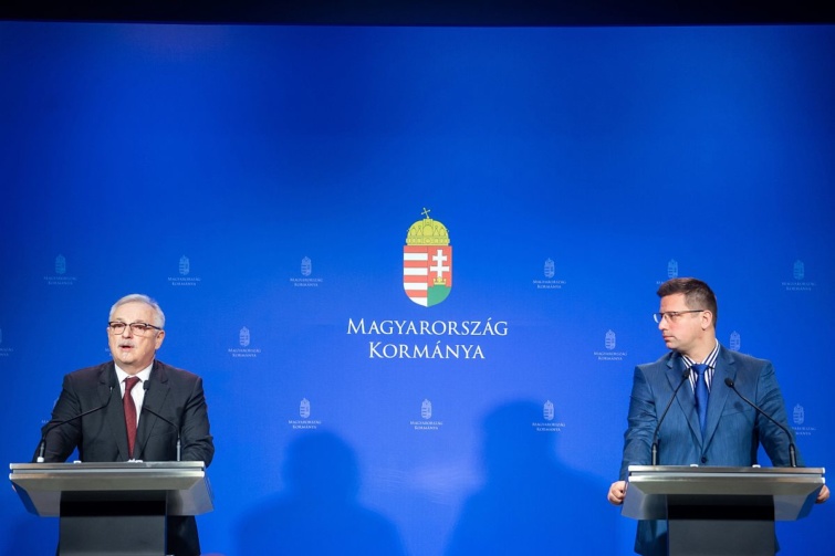 Gulyás Gergely Miniszterelnökséget vezető miniszter és Hernádi Zsolt a MOL elnök-vezérigazgatója sajtótájékoztatót tart a Miniszterelnöki Kabinetiroda sajtótermében 2022. december 6-án.
