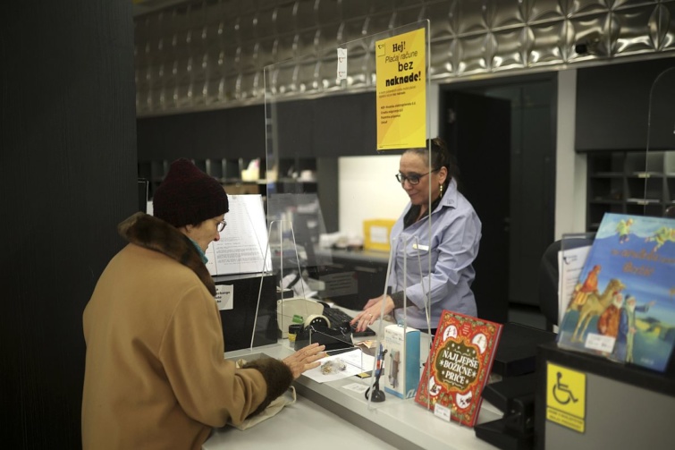 horvatorszageuroermekunacserebankfiok Startlap Vásárlás Egy 33 darab euróérmét tartalmazó tasakra cserél száz kunát egy nő.