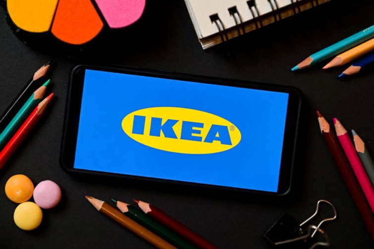 Az IKEA logója egy telefonon