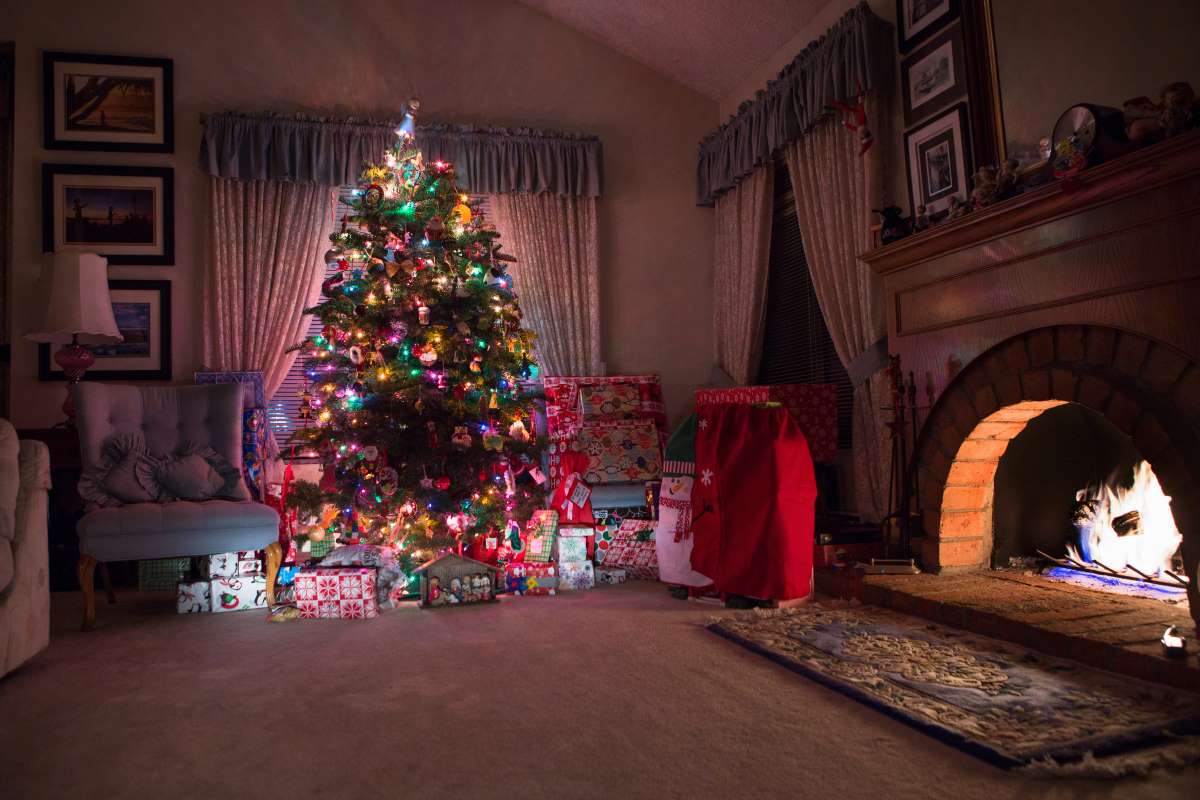 Karácsonyfa teljesen feldíszítve, előtte ajándékokkal