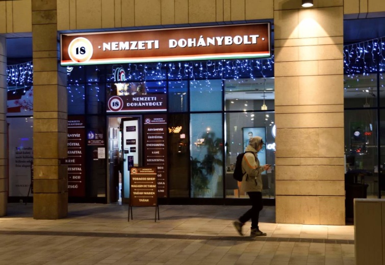 Budapest, 2022. március 8. Egy Nemzeti dohánybolt