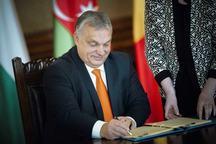 Orbán Viktor miniszterelnök aláírja az Azerbajdzsánból Georgián és Románián keresztül Magyarországra áramot szállító villamosenergia-hálózatról szóló szerződést Bukarestben