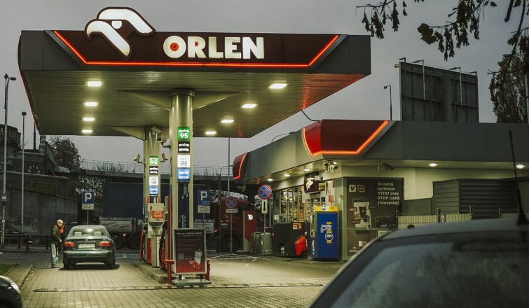 Egy Orlen benzinkót Varsóban.