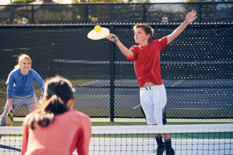 Gyerekek pickleballt játszanak