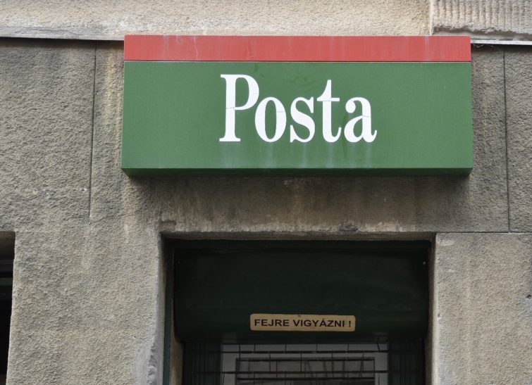 A Magyar Posta postahivatal bejárat