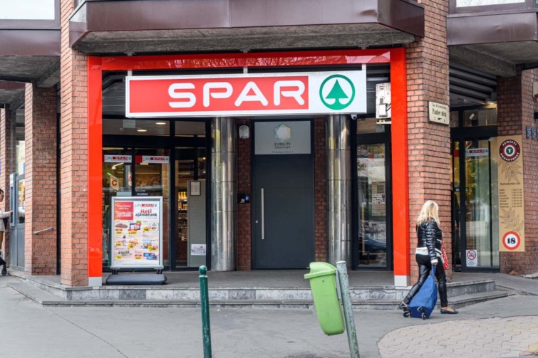 A hollandiai székhelyű SPAR nemzetközi élelmiszer-üzletlánc egyik City SPAR üzlete a főváros I. kerületében, Krisztinavárosban, az Alagút és Pauler utcák találkozásánál.