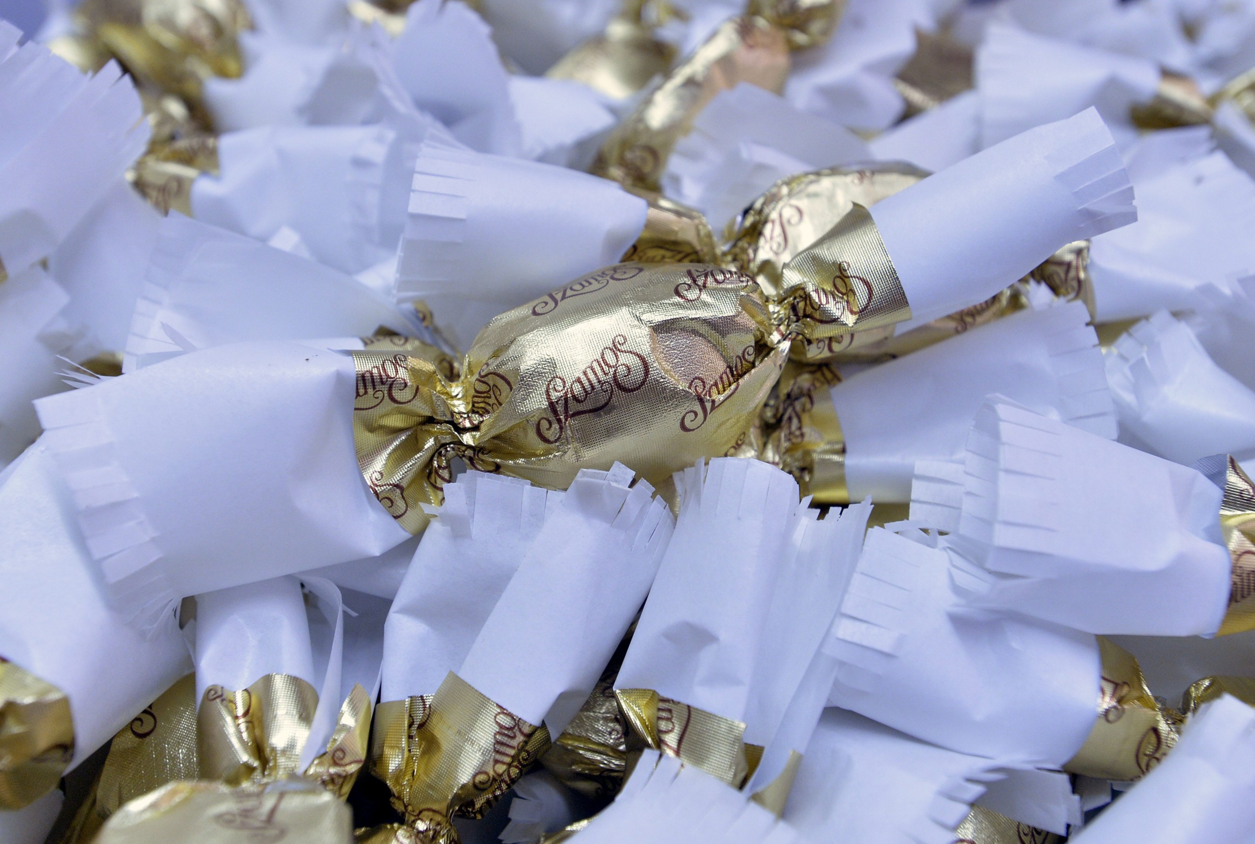 Aranyszínû, hagyományos csomagolású marcipános szaloncukrok