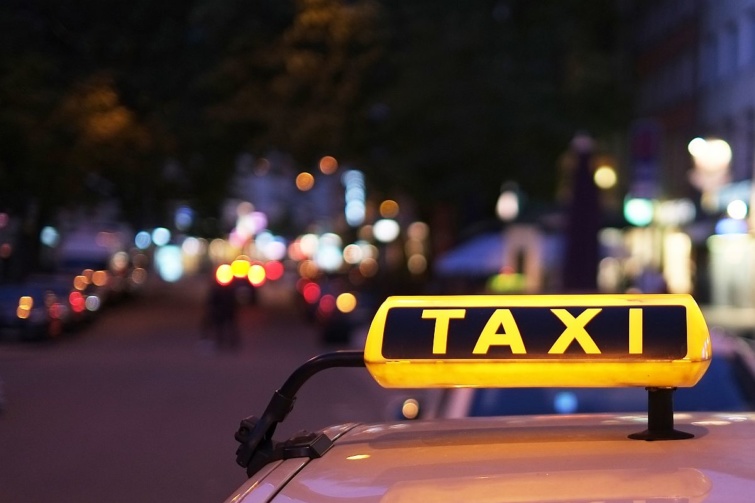 Egy sötétben közlekedő taxi a városban.