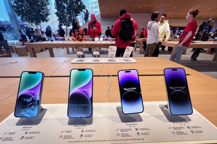 Az Apple egyik áruháza, ahol vásárlók iPhone készülékeket néznek