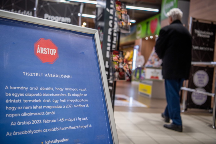 Az élelmiszerárstopról tájékoztató tábla a fővárosi Corvin Plazában található Príma üzlet bejáratában