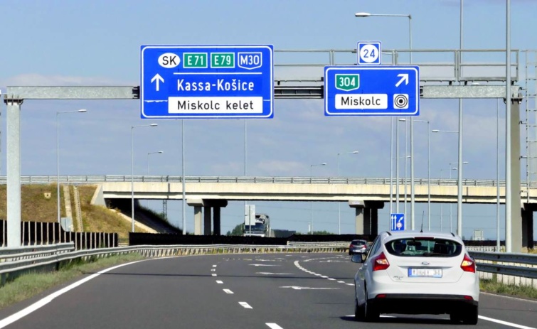 Személyautók haladnak az M30-as autóúton Borsod-Abaúj-Zemplén megyében.