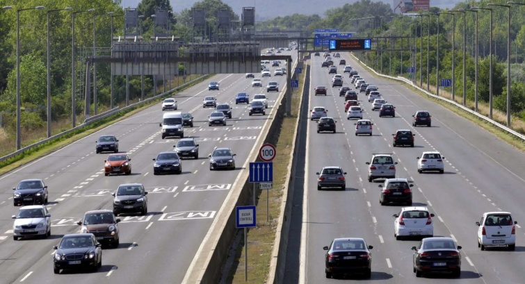 Vasárnap kora délutáni személygépkocsi forgalom az M1-es és az M7-es autópályák közös fővárosi bevezető szakaszán Budaörs térségében.